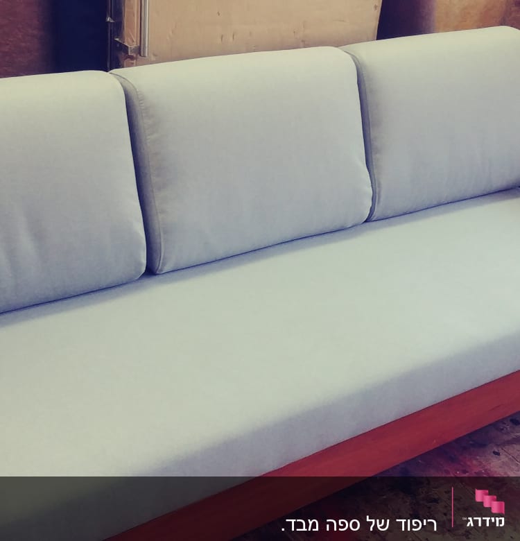 ספה עם ריפוד אפור בהיר